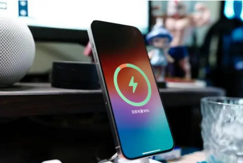 河津苹果15换屏服务分享用什么充电器给iPhone15充电更好 